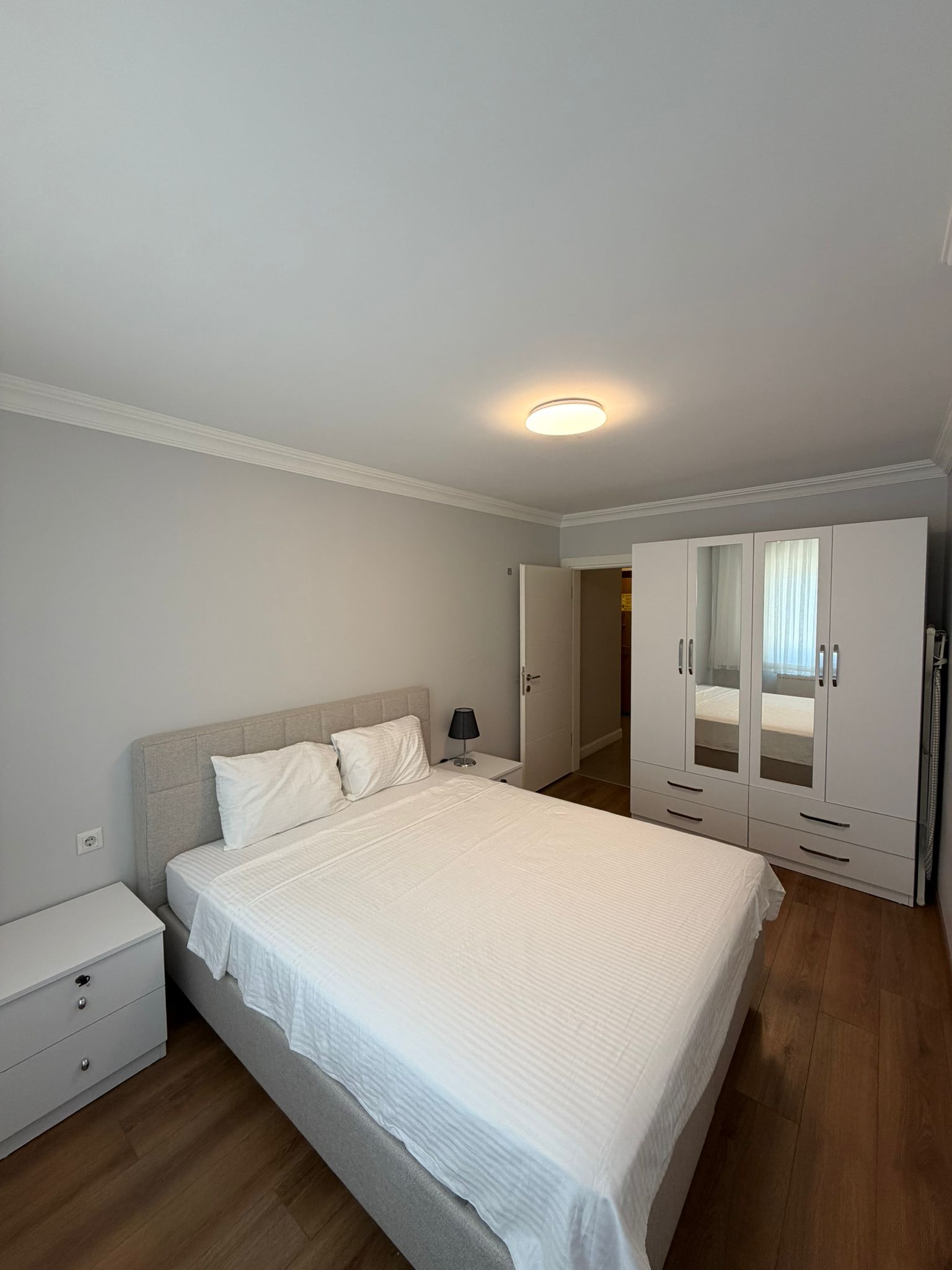 BMS Gerze Apart Otel 2+1 balkonlu apart daire yatak odası