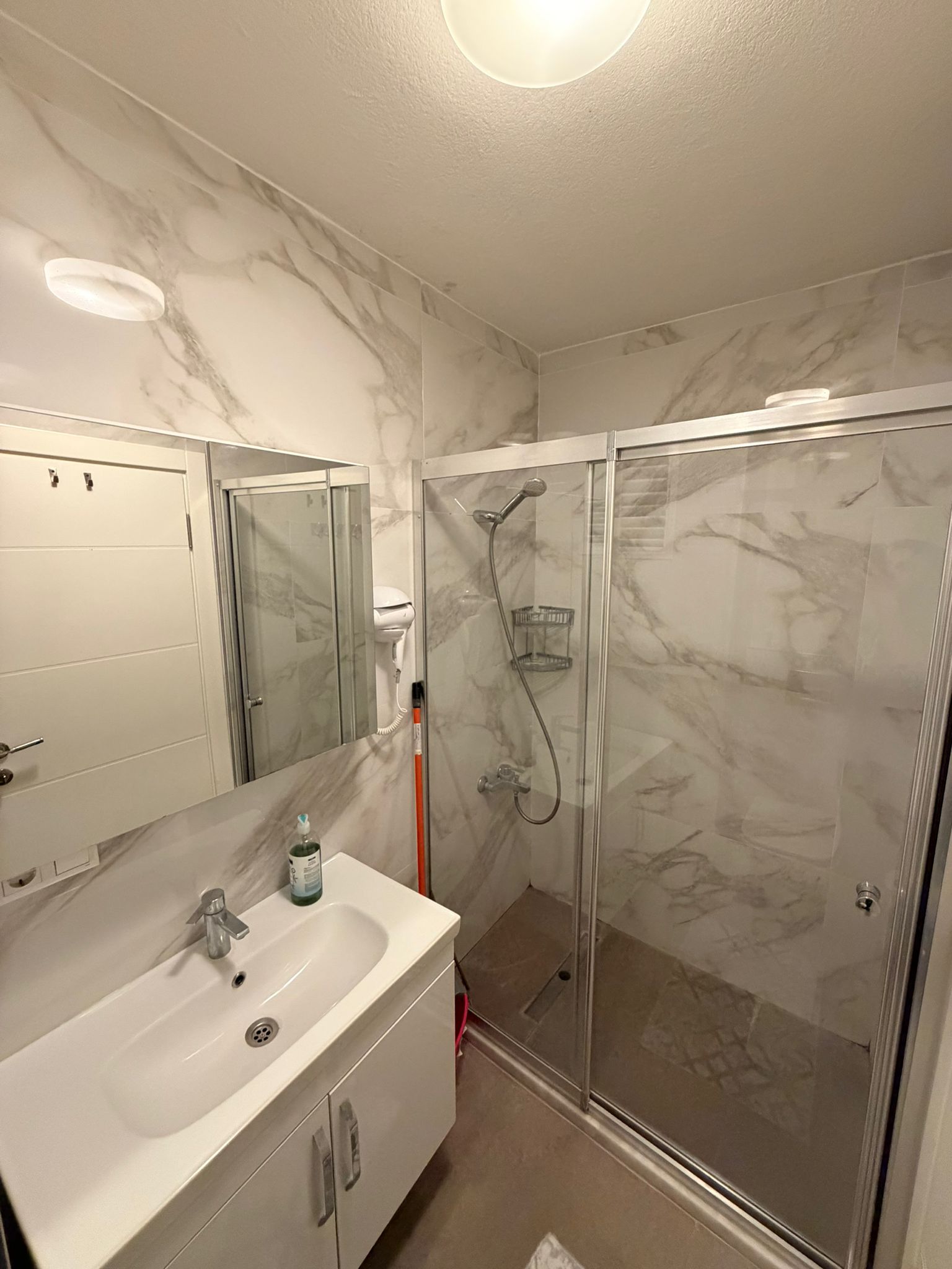 BMS Gerze Apart Otel 2+1 balkonlu apart daire banyo