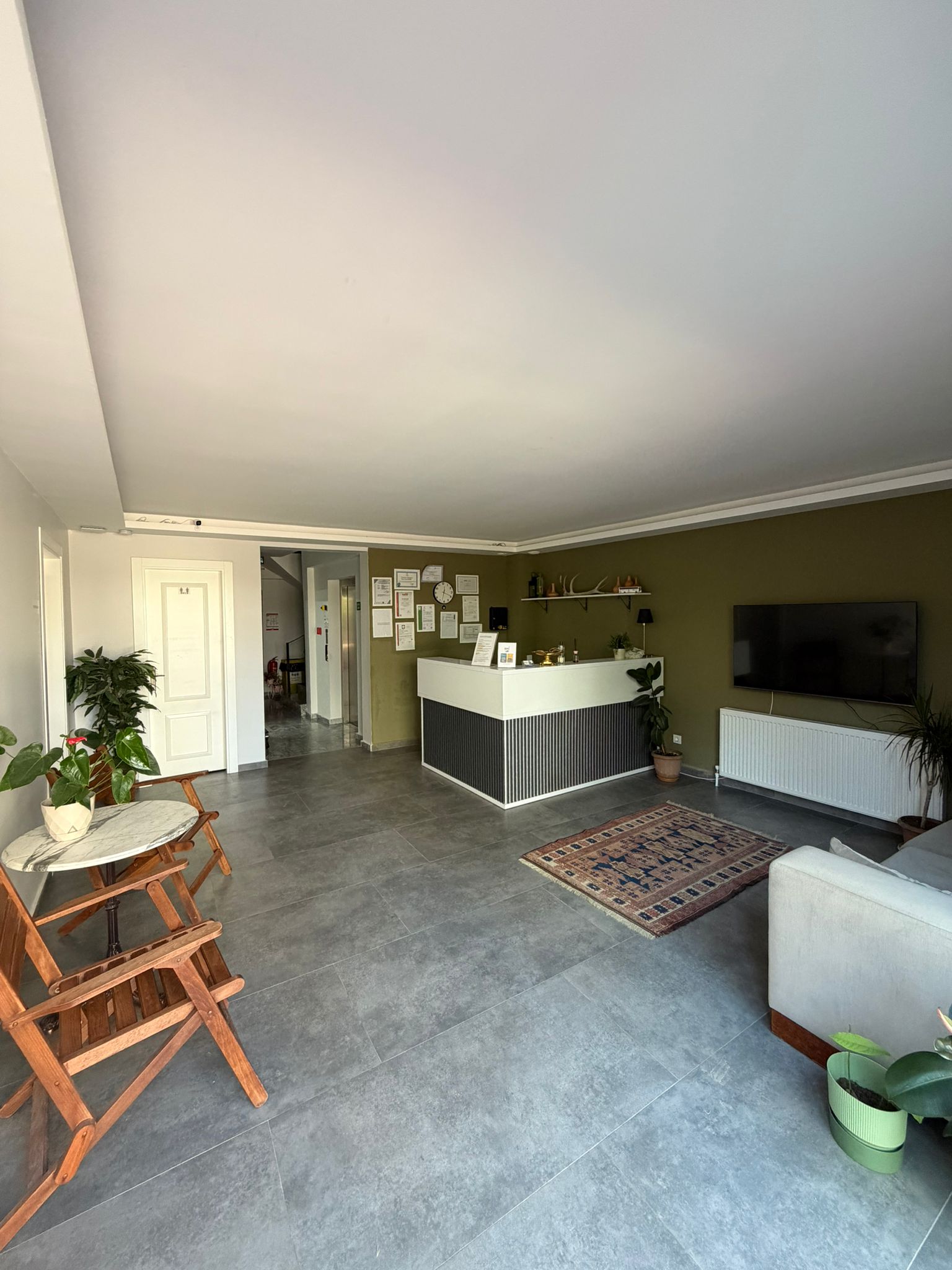 BMS Gerze Apart Otel resepsiyon ve giriş bölümü